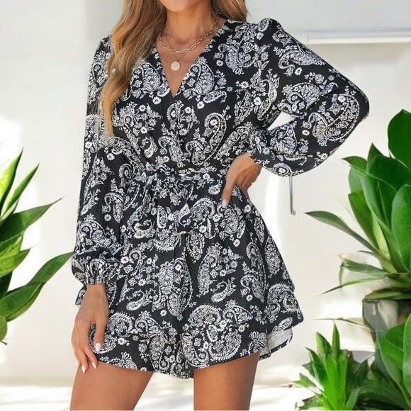 NWT CUPSHE Long Sleeve V-Neck Tie Waist Printed Romper Size Small - Picture 1 of 3